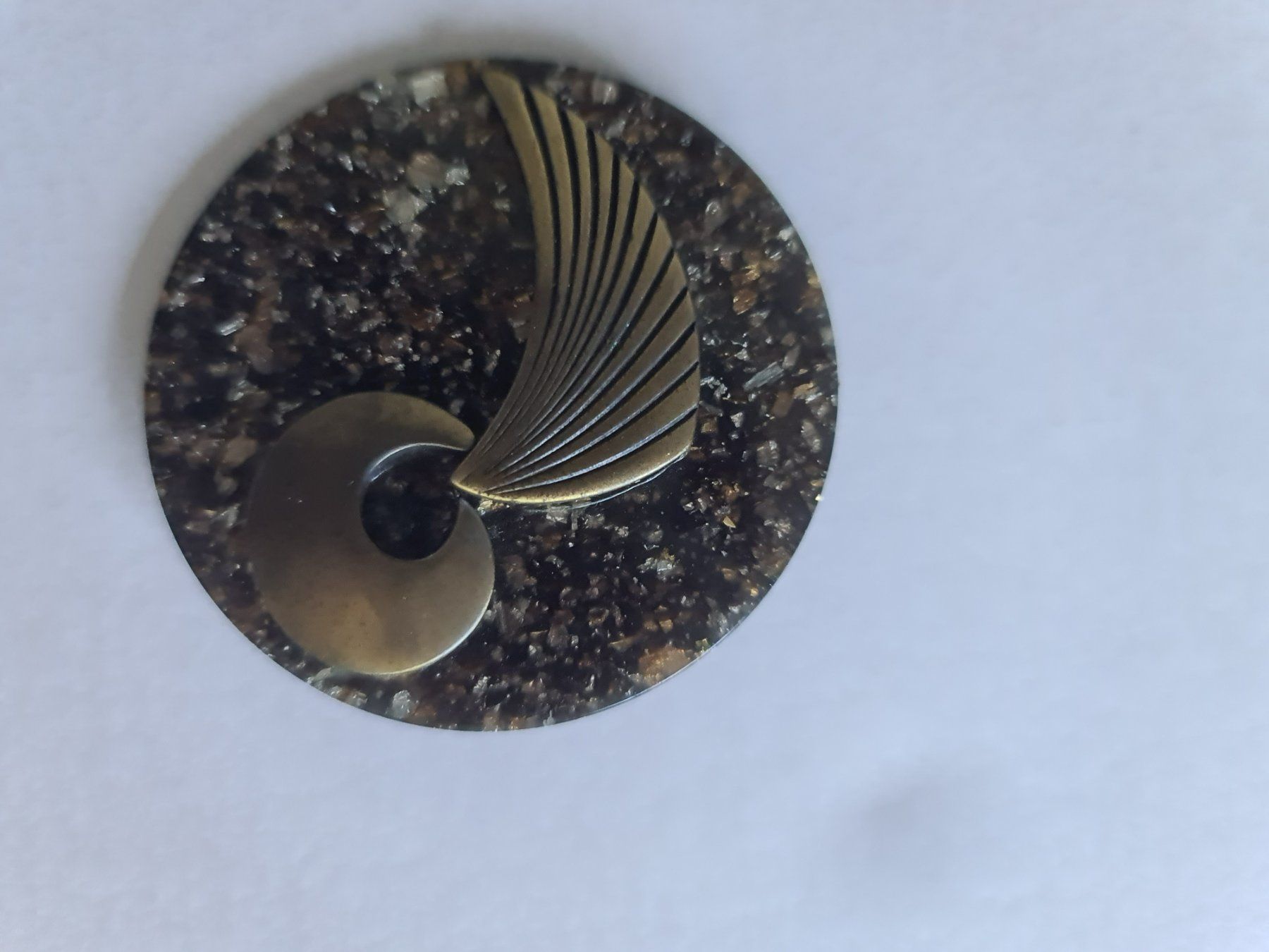 Broches & Aiguilles: Vintage runde Brosche aus Plexiglas & Messing Handarbeit – D'occasion à Münchenbuchsee par babilibern 4